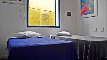 Habitación cuádruple familiar | Ropa de cama de alta calidad y tabla de planchar con plancha