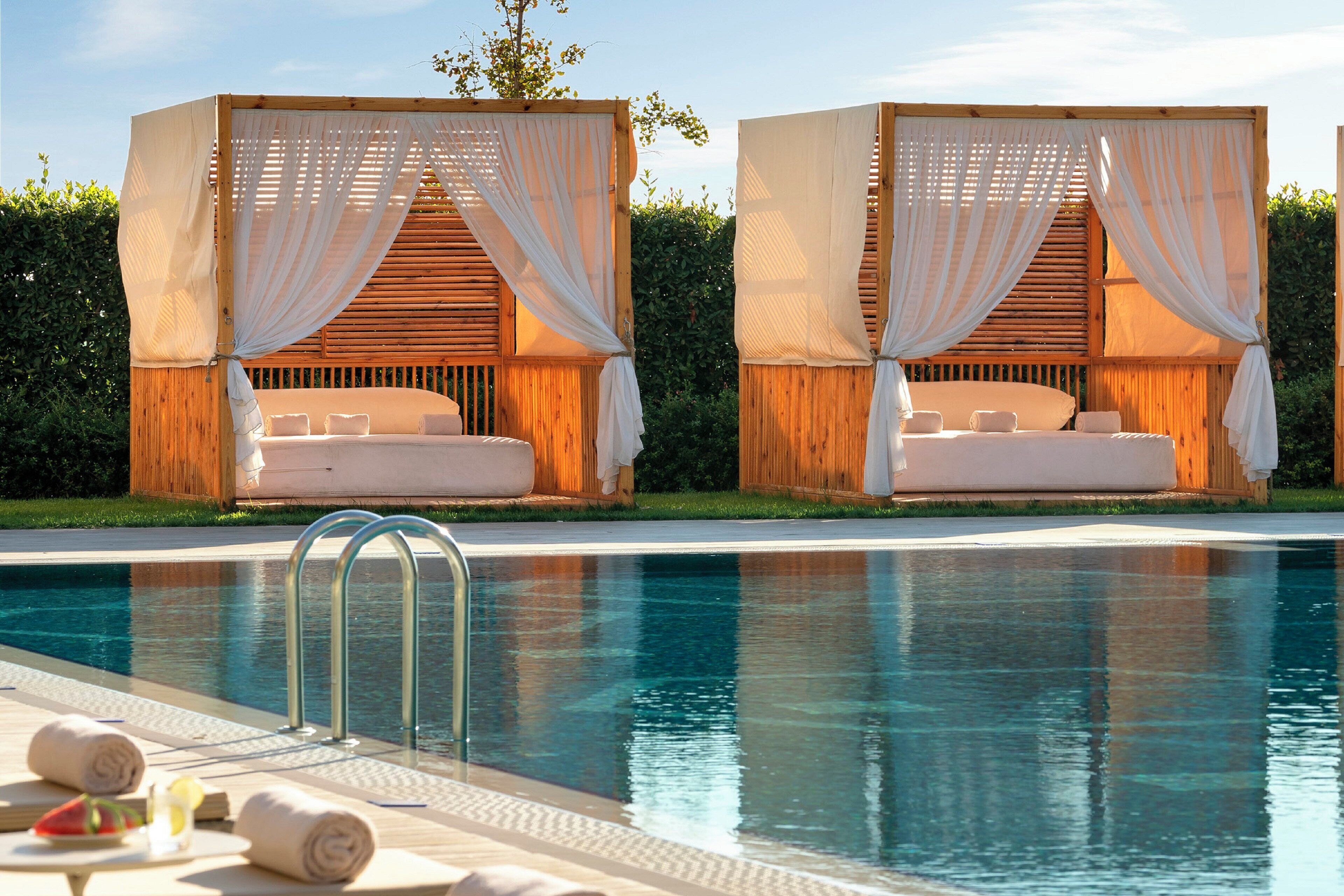 Una piscina techada, una piscina al aire libre de temporada