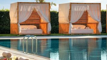 Piscina interna, piscina externa sazonal, barracas, guarda-sóis