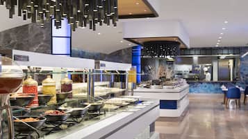 2 restauranter; serverer morgenmad, frokost og internationale retter