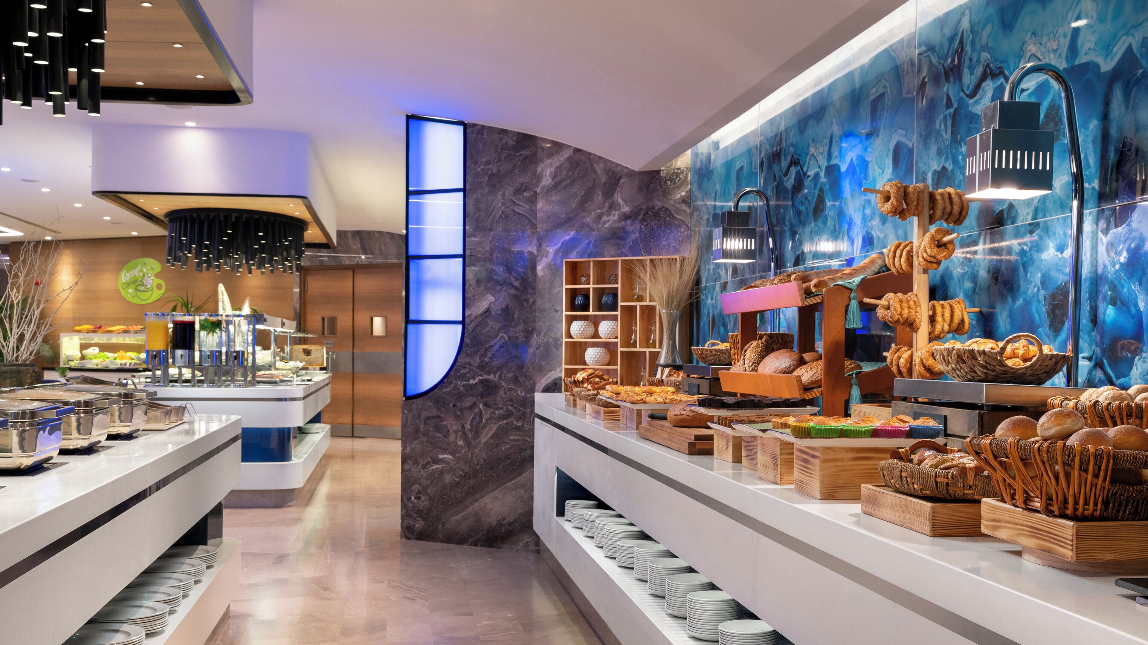 2 restaurants, breakfast, lunch, dinner served; international cuisine