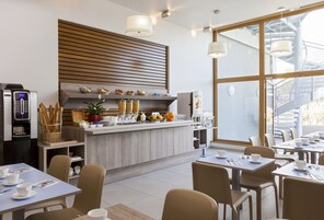 Desayuno buffet diario (EUR 11 por persona)