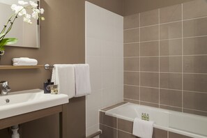 Apartamento, 1 quarto | Banheiro | Chuveiro, produtos de toalete grátis, secador de cabelo 