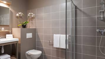 Duş, ücretsiz banyo/kozmetik ürünleri, saç kurutma makinesi, havlu