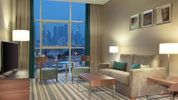 Business-Suite, 1 King-Bett | Wohnzimmer | 32-Zoll-Flachbildfernseher mit Kabelempfang, Fernseher