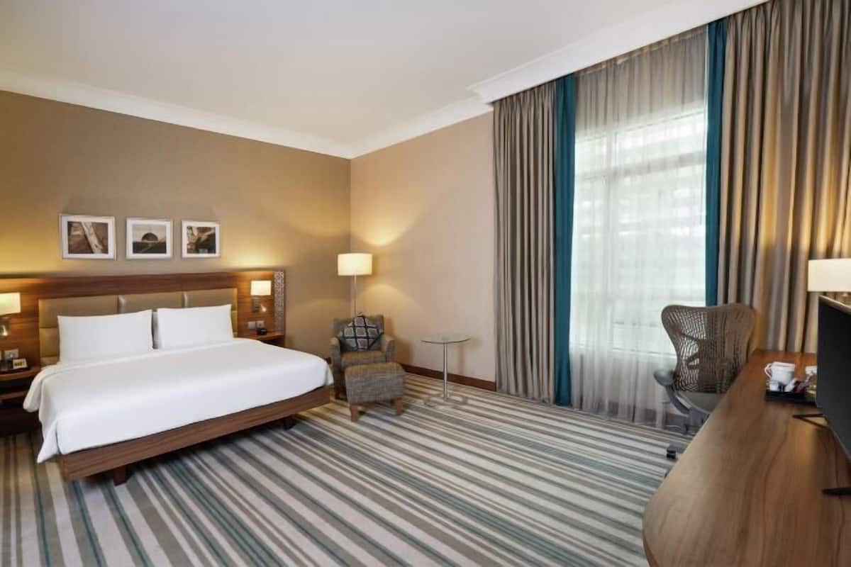 Hochwertige Bettwaren, Minibar, Zimmersafe, Schreibtisch
