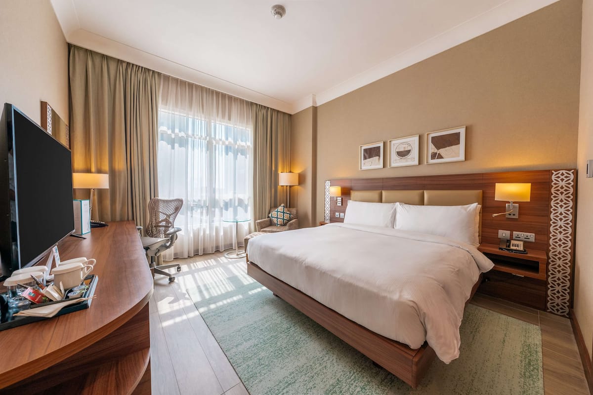 Habitación, 1 cama de matrimonio grande | Ropa de cama de alta calidad, minibar, caja fuerte y escritorio