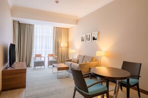 32-inch flat-screen TV with cable channels, TV - Hilton Garden Inn Dubai Jumeirah (Dubai)