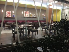Buffet déjeuner gratuit tous les jours