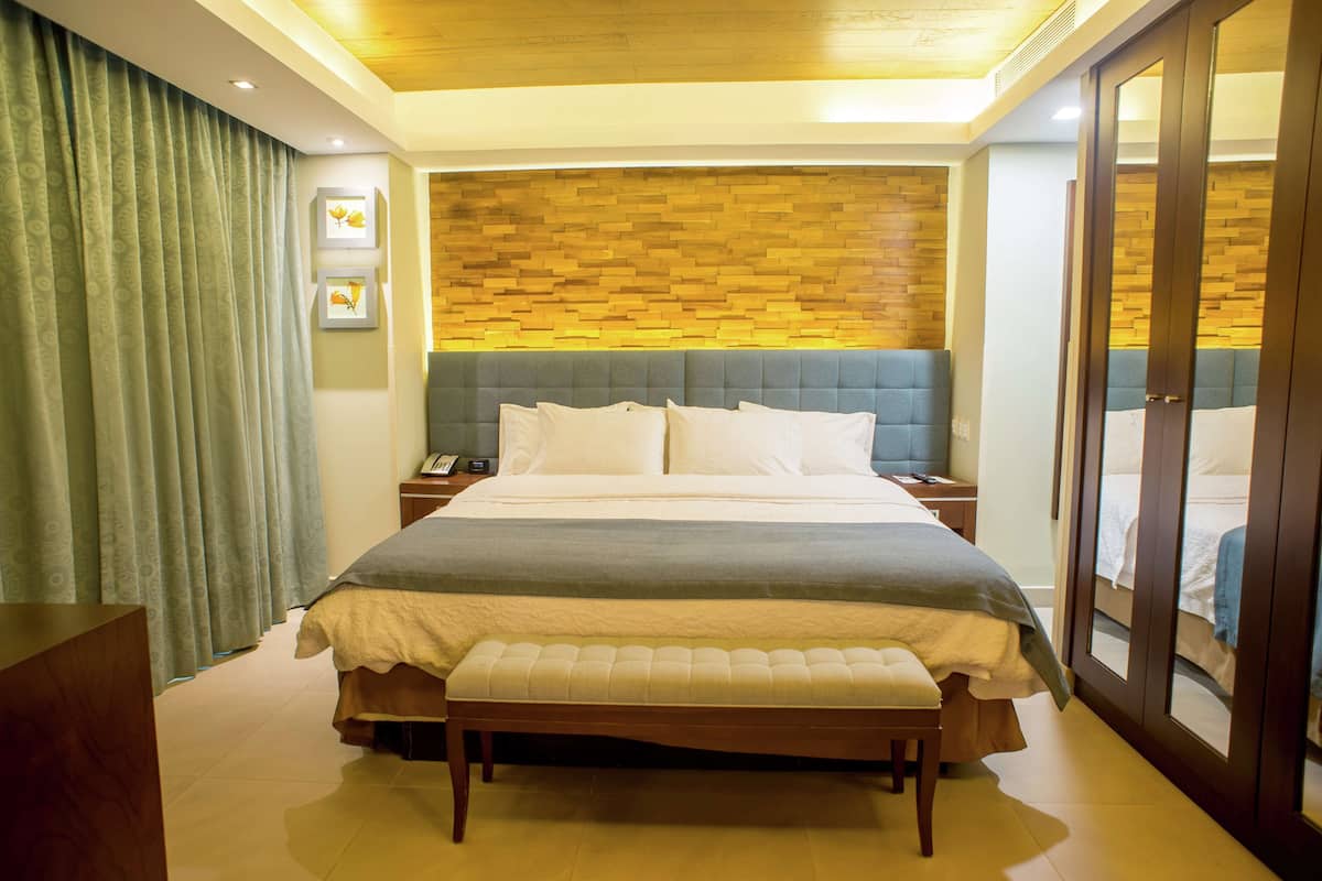 King Suite, Room | Premium bedding, in-room safe, desk, blackout drapes