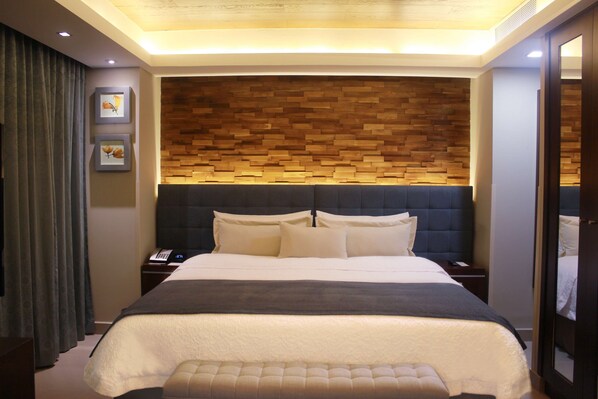 King Suite, 客房 | 高档床上用品、客房内保险箱、办公桌、遮光窗帘