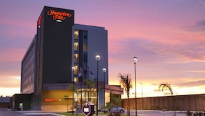 Un hotel moderno con un letrero llamativo que dice 