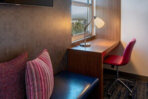 In-room safe, desk, iron/ironing board, free cots/infant beds - Aloft by Marriott Santa Clara (San Jose)