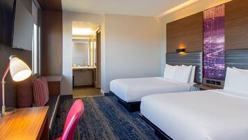 aloft, Zimmer, 2 Queen-Betten | Zimmersafe, Schreibtisch, Bügeleisen/Bügelbrett, kostenlose Babybetten