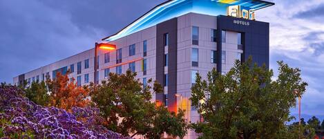 Un moderno edificio de hotel con techo plano y un letrero que dice "HOTELS".