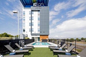 Seasonal outdoor pool - Aloft by Marriott Santa Clara (San Jose)