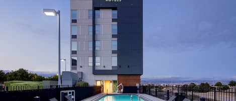 Una piscina al aire libre de temporada