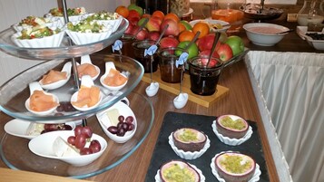 Se ofrece un desayuno bufé todos los días (por un coste adicional)
