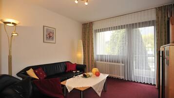 Standard dubbelrum - utsikt mot trÀdgÄrden | Vardagsrum | 32-tums tv med satellitkanaler