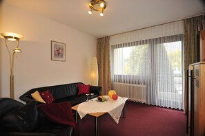 Standaard tweepersoonskamer, uitzicht op tuin | Woonruimte | Een 32-inch televisie met satellietzenders