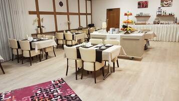 TĂ€gliches FrĂŒhstĂŒcksbuffet (10 EUR pro Person)