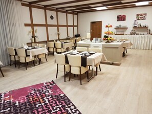 Dagelijks ontbijtbuffet (EUR 10 per persoon)