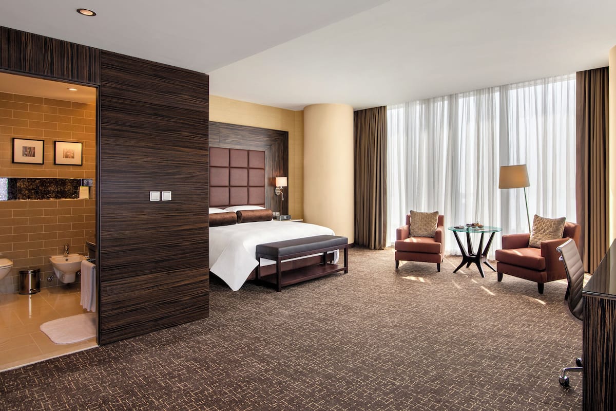 Room, 1 Katil Raja (King) (Spacious) | 1 bilik tidur, peti besi dalam bilik, meja, ruang kerja komputer riba