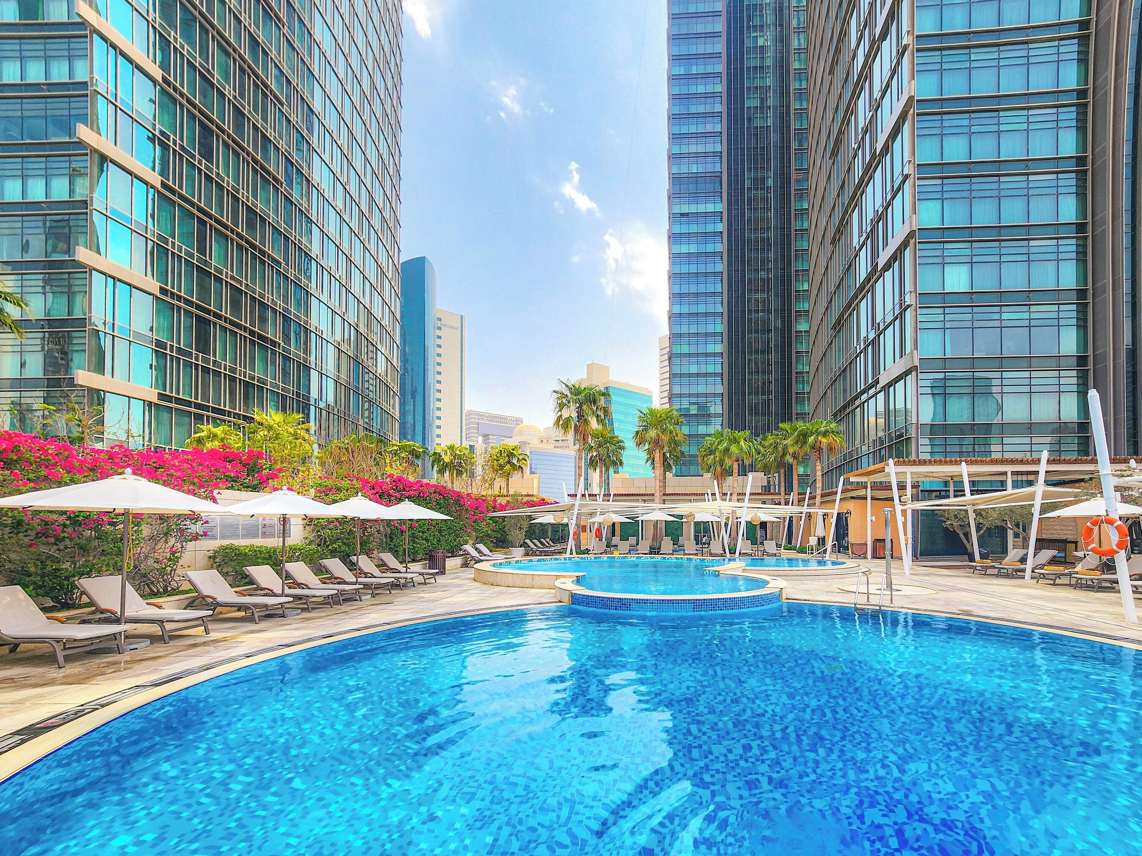 Una piscina al aire libre, cabañas de piscina (de pago), sombrillas