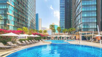 Utendørsbasseng, bassengtelt (mot betaling) og bassengparasoller