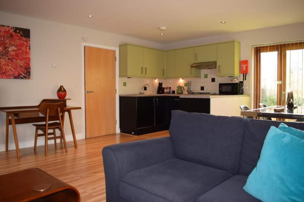 Superior-Apartment, 1 Schlafzimmer, Terrasse, Erdgeschoss | Wohnbereich | Flachbildfernseher