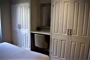 1 slaapkamer, een strijkplank/strijkijzer, gratis babybedden