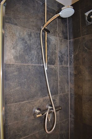 Shower, free toiletries, hair dryer, towels - Lux Living Apartments - Alpha Apartments (Cambridge)