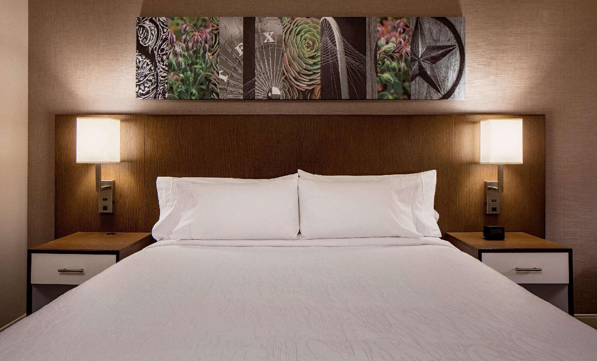 Ropa de cama de alta calidad y caja de seguridad en la habitación 