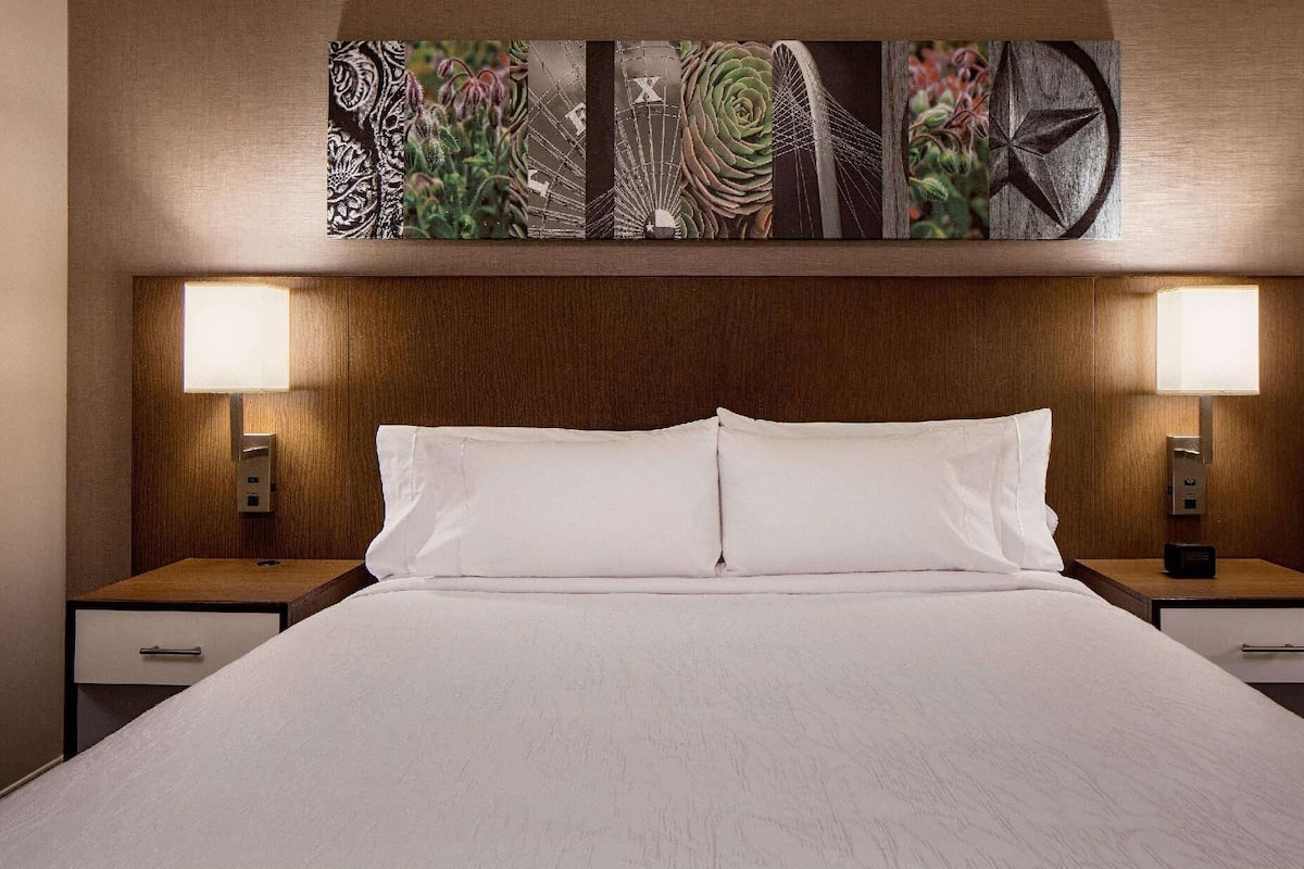 Ropa de cama de alta calidad y caja de seguridad en la habitación