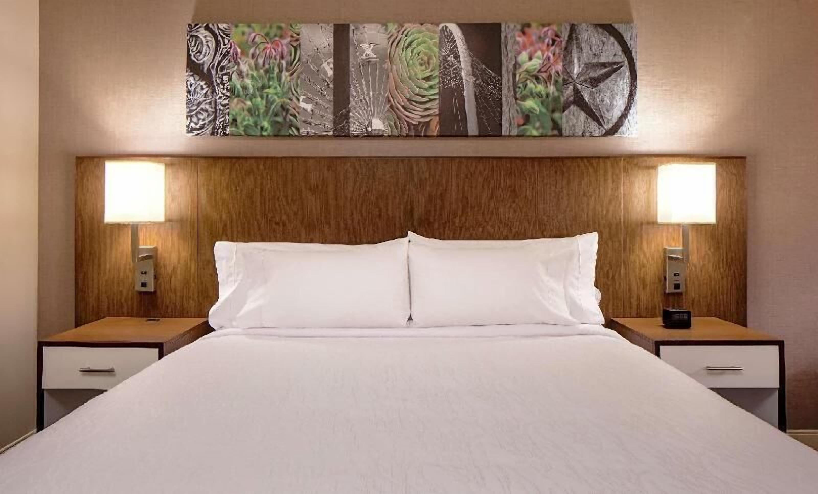 Ropa de cama de alta calidad y caja de seguridad en la habitación 