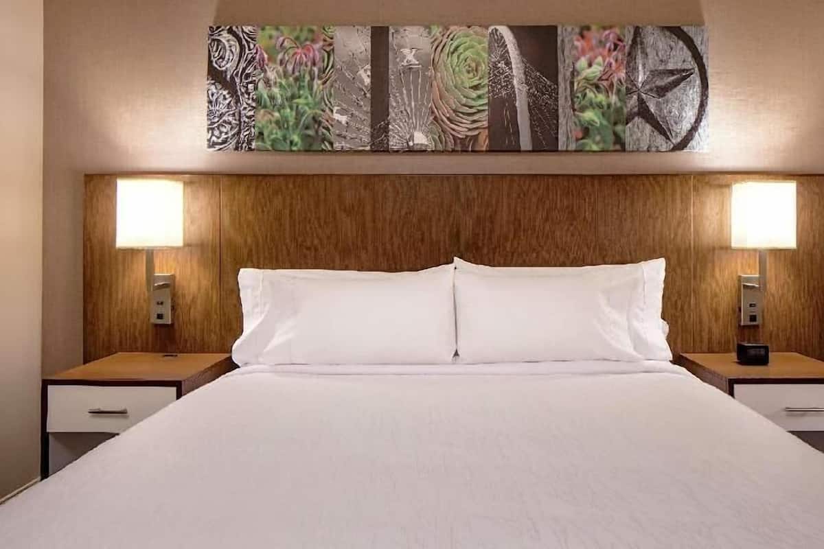 Ropa de cama de alta calidad y caja de seguridad en la habitación