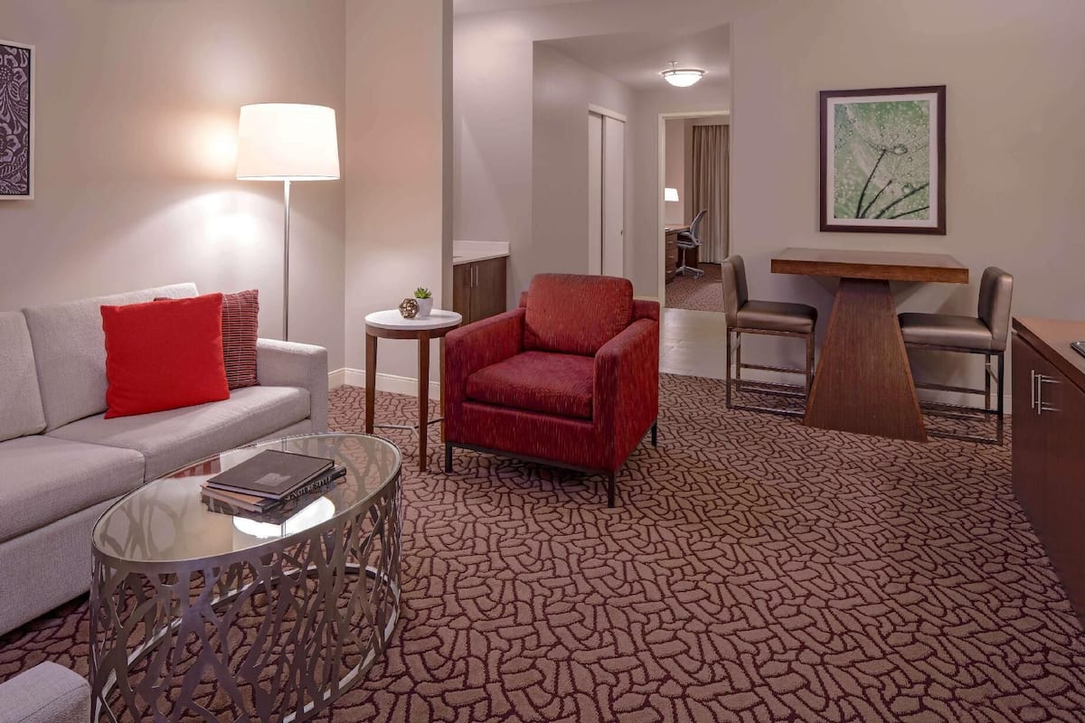 Televisión de pantalla plana de 55 pulgadas con canales digitales