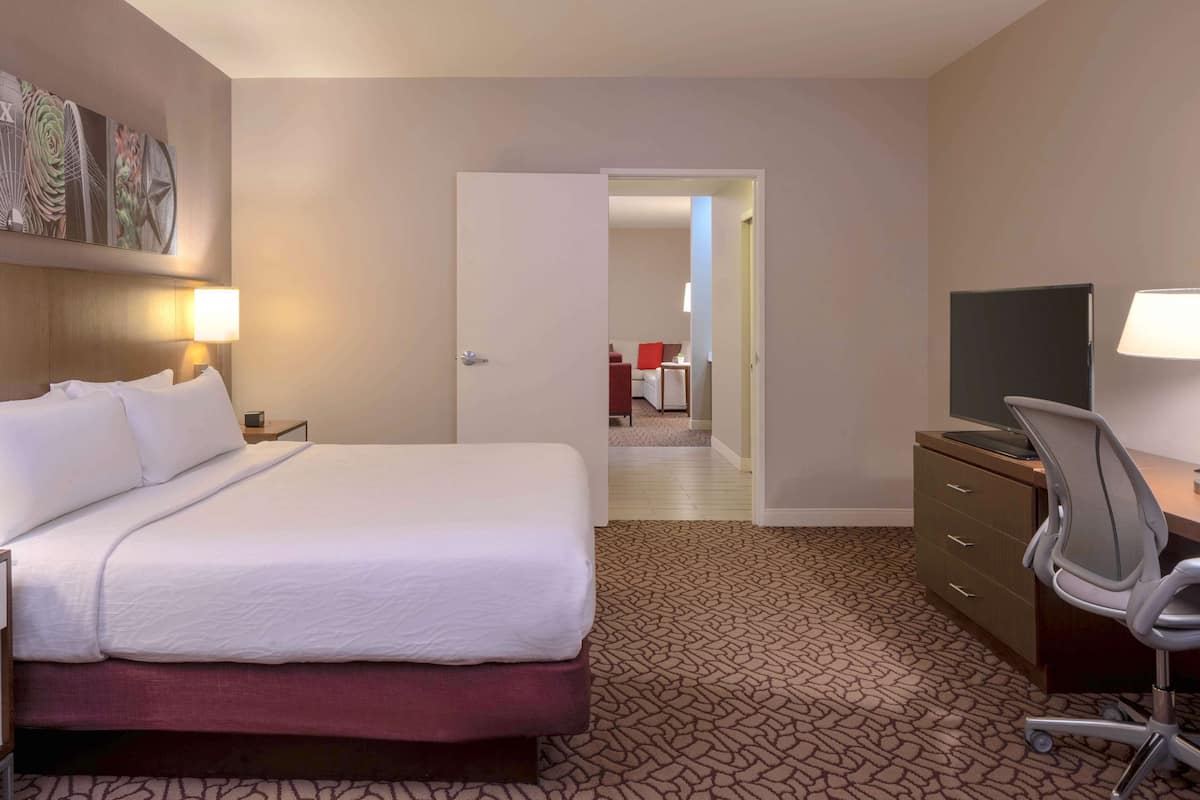 Ropa de cama de alta calidad y caja de seguridad en la habitación