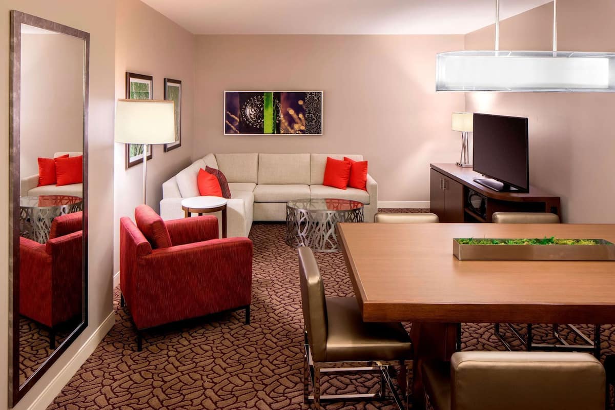 Ćrea de sala de estar | Televisión de pantalla plana de 55 pulgadas con canales digitales