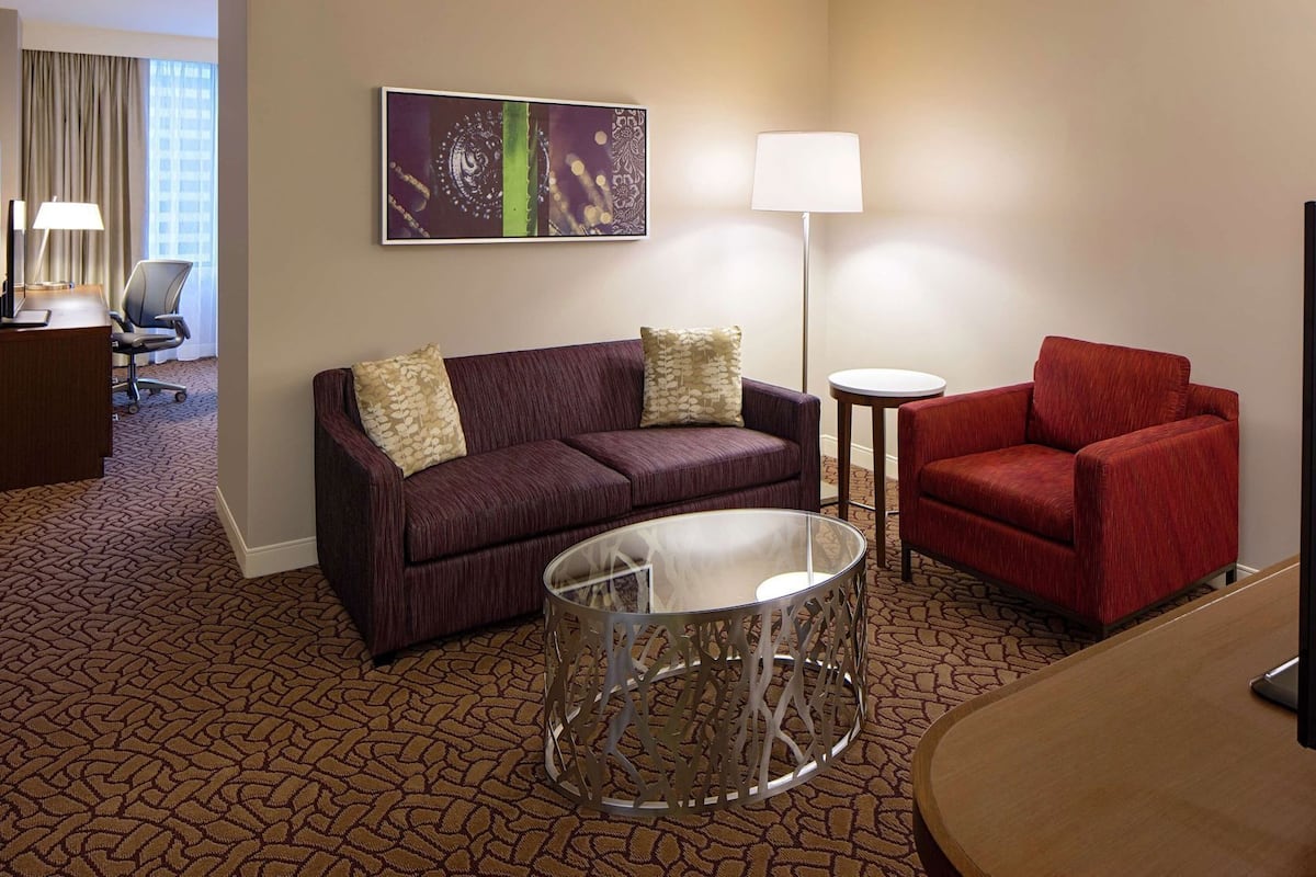 Ćrea de sala de estar | Televisión de pantalla plana de 55 pulgadas con canales digitales