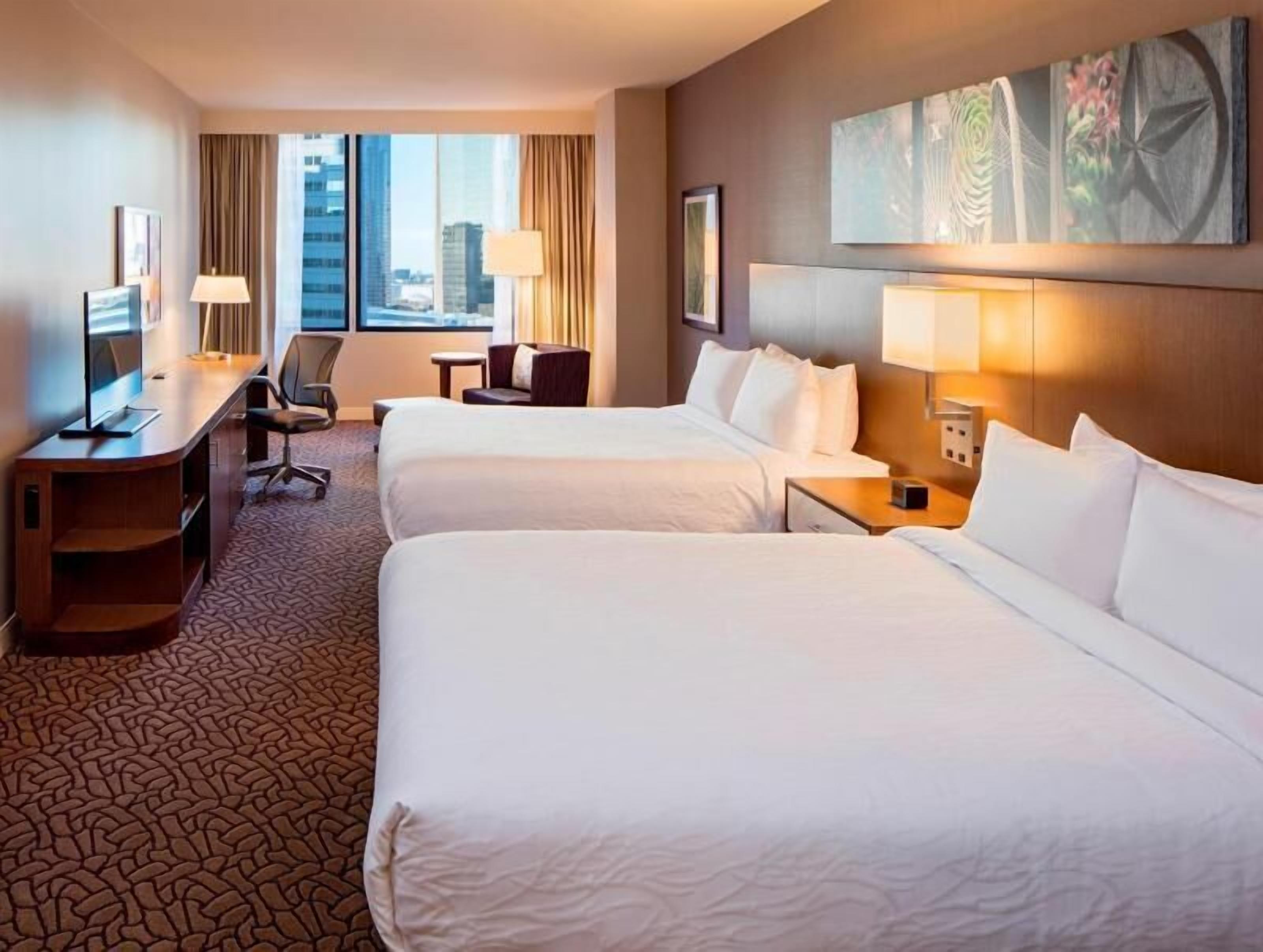 Ropa de cama de alta calidad y caja de seguridad en la habitación 