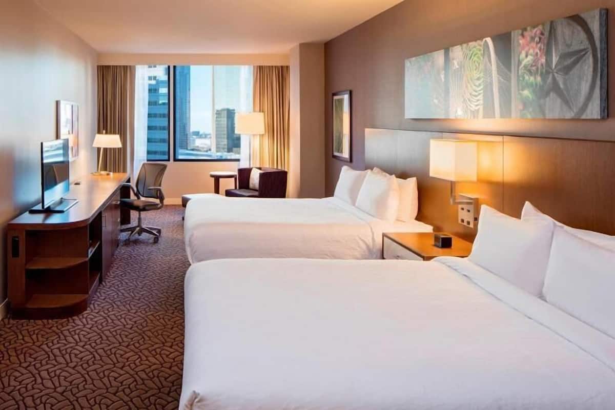 Ropa de cama de alta calidad y caja de seguridad en la habitación