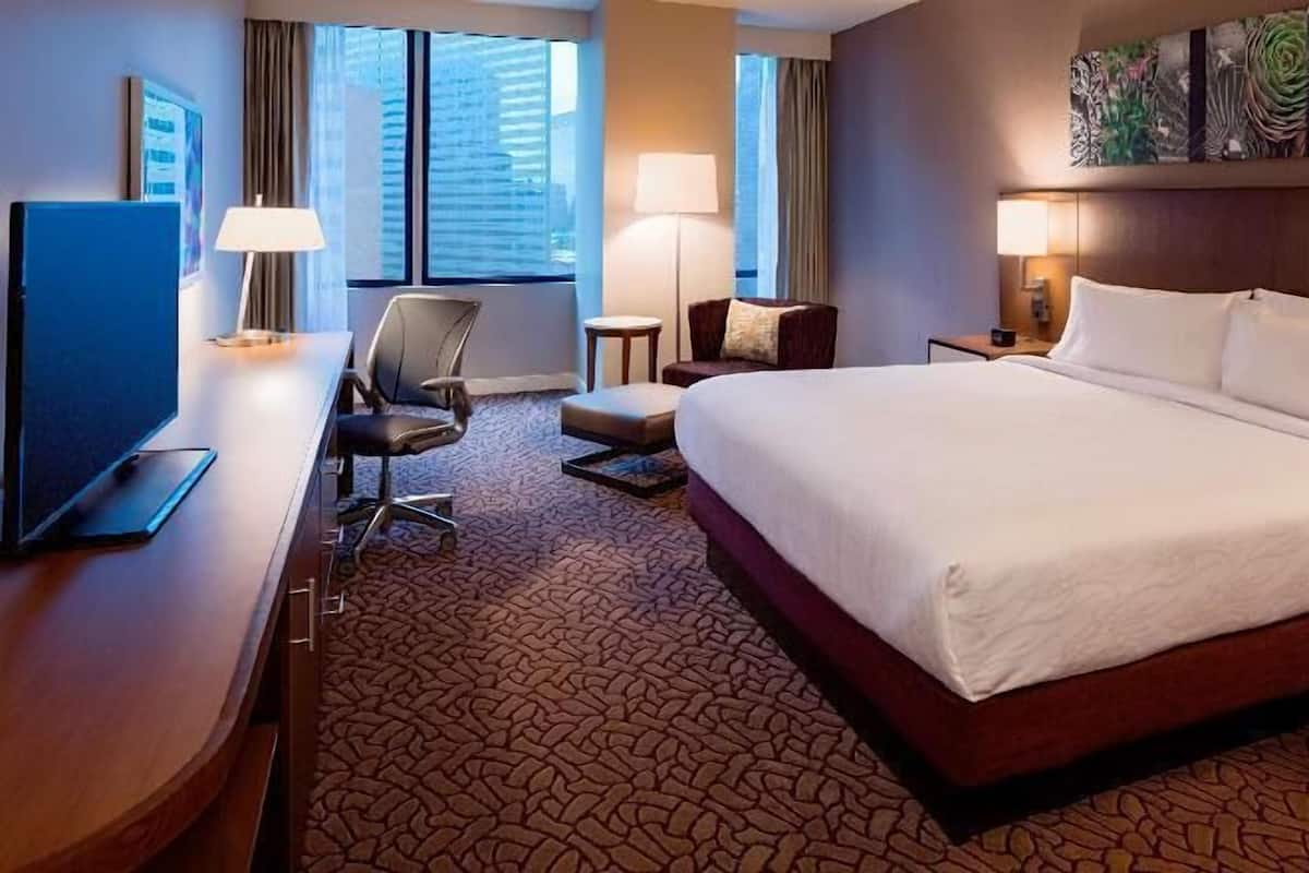 Ropa de cama de alta calidad y caja de seguridad en la habitación