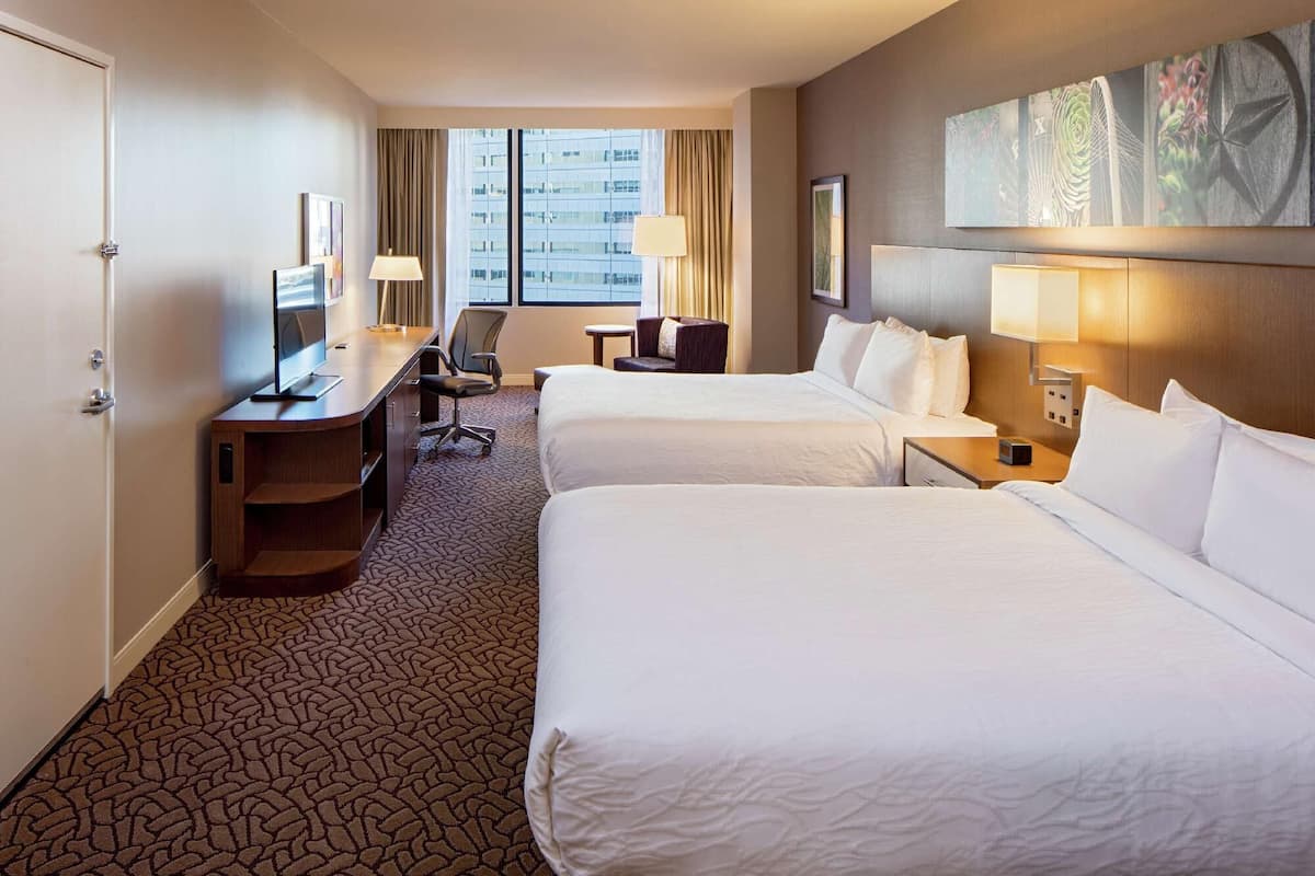 Ropa de cama de alta calidad y caja de seguridad en la habitación