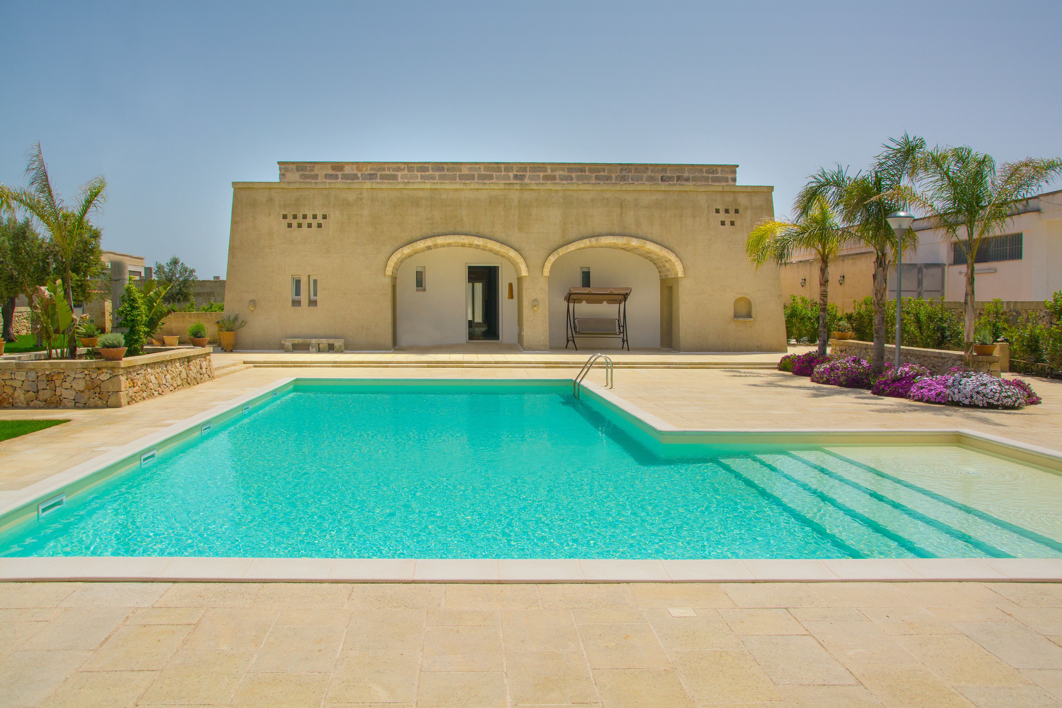 Piscina all'aperto, ombrelloni da piscina, lettini