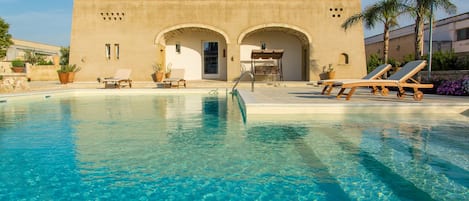 Piscine extérieure, parasols de plage, chaises longues