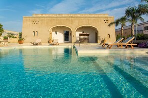 Piscine extérieure, parasols de plage, chaises longues