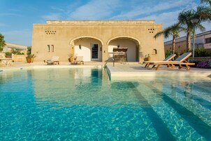 Piscina externa, guarda-sóis, espreguiçadeiras