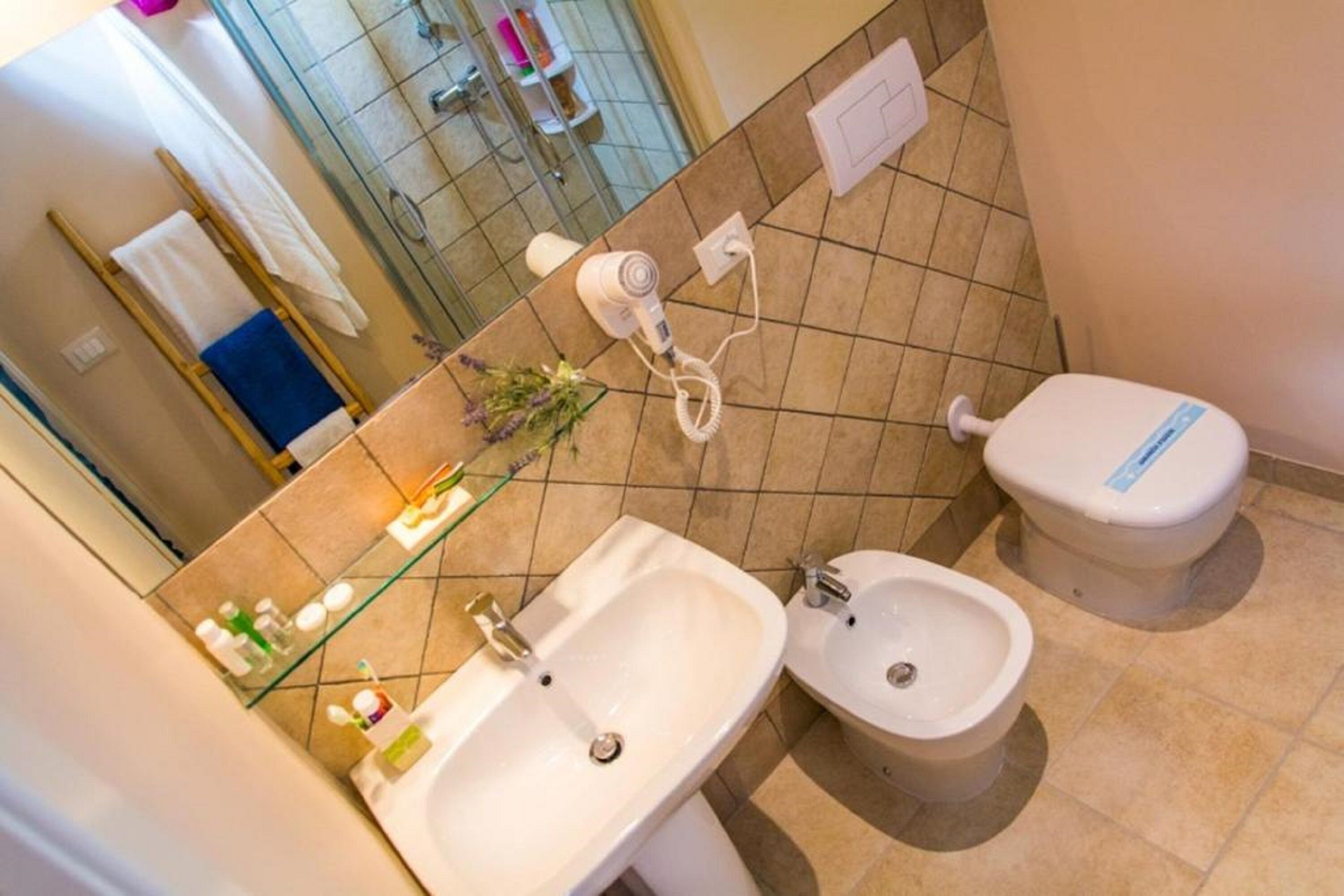 Ein Badezimmer mit Waschbecken, Bidet und Toilette.