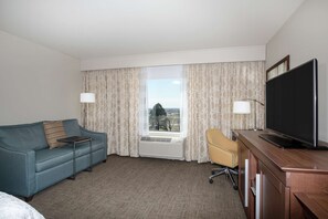 Room, 1 King Bed, Accessible (Roll-In Shower) | Premium bedding, minibar, in-room safe, desk - Hampton Inn Lincoln Airport (Lincoln)